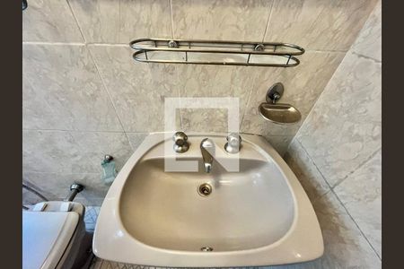 Casa à venda com 280m², 5 quartos e 2 vagas Casa à venda com 280m², 5 quartos e 2 vagasBanheiro da Suíte