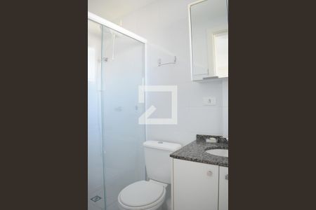 Banheiro de kitnet/studio para alugar com 1 quarto, 31m² em Novo Mundo, Curitiba