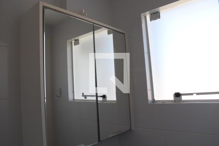 Banheiro de kitnet/studio para alugar com 1 quarto, 31m² em Novo Mundo, Curitiba