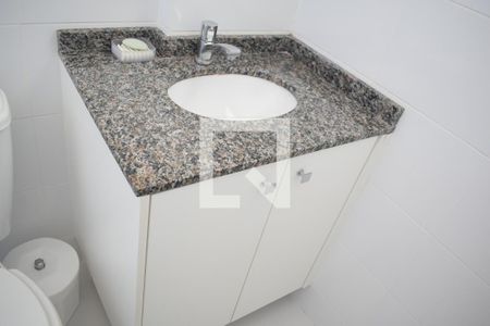 Banheiro de kitnet/studio para alugar com 1 quarto, 31m² em Novo Mundo, Curitiba