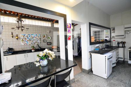 Casa à venda com 240m², 4 quartos e 4 vagas Casa à venda com 240m², 4 quartos e 4 vagasCozinha