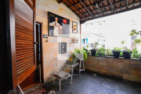 Casa à venda com 240m², 4 quartos e 4 vagas Casa à venda com 240m², 4 quartos e 4 vagasVaranda