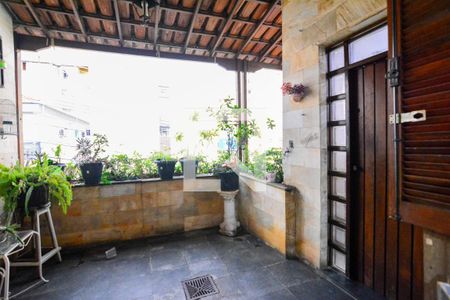 Casa à venda com 240m², 4 quartos e 4 vagas Casa à venda com 240m², 4 quartos e 4 vagasVaranda