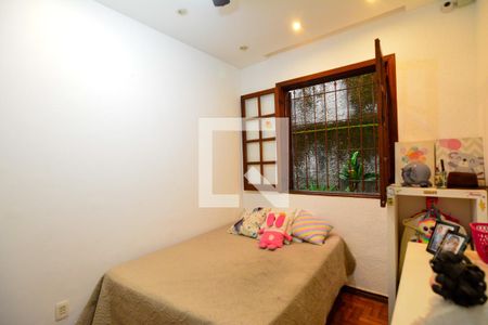 Casa à venda com 240m², 4 quartos e 4 vagas Casa à venda com 240m², 4 quartos e 4 vagasQuarto 2