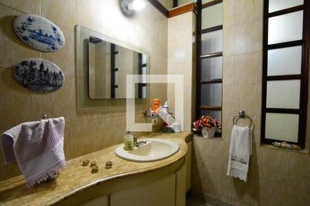 Casa à venda com 240m², 4 quartos e 4 vagas Casa à venda com 240m², 4 quartos e 4 vagasBanheiro