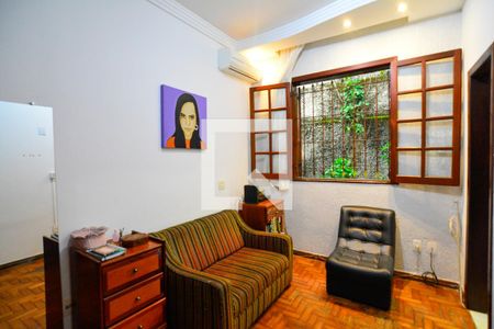 Casa à venda com 240m², 4 quartos e 4 vagas Casa à venda com 240m², 4 quartos e 4 vagasSuíte