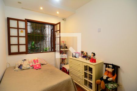 Casa à venda com 240m², 4 quartos e 4 vagas Casa à venda com 240m², 4 quartos e 4 vagasQuarto 2