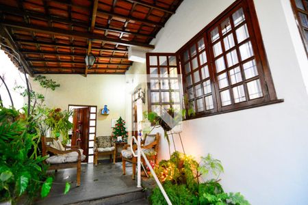 Casa à venda com 240m², 4 quartos e 4 vagas Casa à venda com 240m², 4 quartos e 4 vagasVaranda