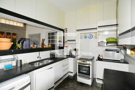 Casa à venda com 240m², 4 quartos e 4 vagas Casa à venda com 240m², 4 quartos e 4 vagasCozinha