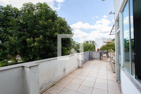 Casa à venda com 520m², 4 quartos e 5 vagas Casa à venda com 520m², 4 quartos e 5 vagasTerraço