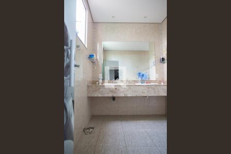 Casa à venda com 520m², 4 quartos e 5 vagas Casa à venda com 520m², 4 quartos e 5 vagasBanheiro da Suíte 1