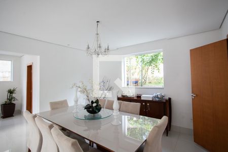 Casa à venda com 520m², 4 quartos e 5 vagas Casa à venda com 520m², 4 quartos e 5 vagasSala de Jantar