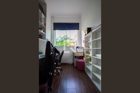 Casa à venda com 520m², 4 quartos e 5 vagas Casa à venda com 520m², 4 quartos e 5 vagasEscritório 2