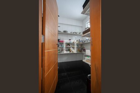 Casa à venda com 520m², 4 quartos e 5 vagas Casa à venda com 520m², 4 quartos e 5 vagasDespensa da Cozinha