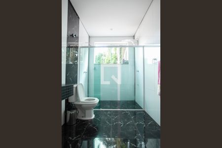 Casa à venda com 520m², 4 quartos e 5 vagas Casa à venda com 520m², 4 quartos e 5 vagasBanheiro 2