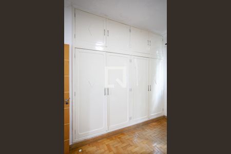 Casa à venda com 520m², 4 quartos e 5 vagas Casa à venda com 520m², 4 quartos e 5 vagasQuarto 1