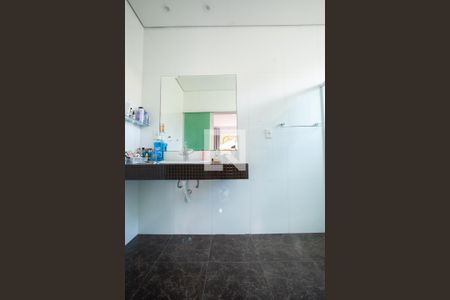 Casa à venda com 520m², 4 quartos e 5 vagas Casa à venda com 520m², 4 quartos e 5 vagasBanheiro da Suíte 2