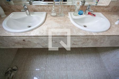 Casa à venda com 520m², 4 quartos e 5 vagas Casa à venda com 520m², 4 quartos e 5 vagasBanheiro da Suíte 1