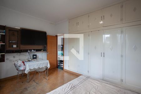 Casa à venda com 520m², 4 quartos e 5 vagas Casa à venda com 520m², 4 quartos e 5 vagasQuarto 2