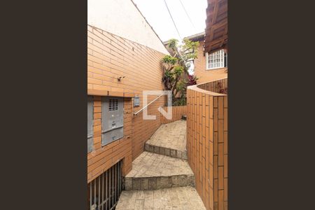 Casa à venda com 240m², 2 quartos e 2 vagas Casa à venda com 240m², 2 quartos e 2 vagasEscada