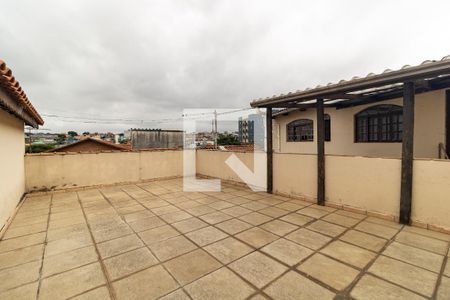 Casa à venda com 240m², 2 quartos e 2 vagas Casa à venda com 240m², 2 quartos e 2 vagasTerraço