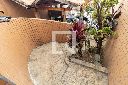 Casa à venda com 240m², 2 quartos e 2 vagas Casa à venda com 240m², 2 quartos e 2 vagasEscada