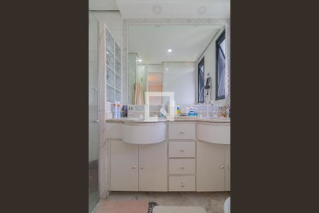 Apartamento à venda com 187m², 3 quartos e 3 vagas Apartamento à venda com 187m², 3 quartos e 3 vagasBanheiro da Suíte 1