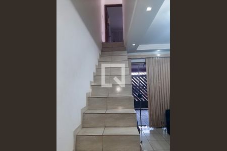 Casa à venda com 181m², 5 quartos e 3 vagas Casa à venda com 181m², 5 quartos e 3 vagasCasa 1 - Escada