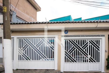 Casa à venda com 230m², 4 quartos e 2 vagas Casa à venda com 230m², 4 quartos e 2 vagasFachada