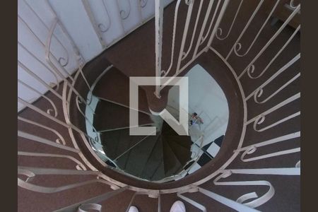 Casa à venda com 170m², 5 quartos e 2 vagasescada acesso a cozinha 