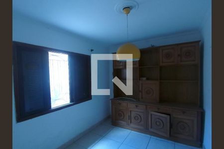 Casa à venda com 170m², 5 quartos e 2 vagasQuarto 02 localizado no piso de baixo 