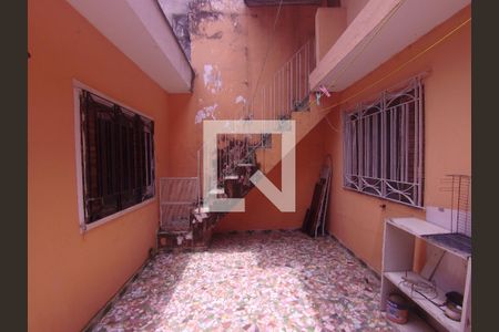 Casa à venda com 170m², 5 quartos e 2 vagasEscada acesso a sala 