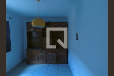 Casa à venda com 170m², 5 quartos e 2 vagasQuarto 02 localizado no piso de baixo 