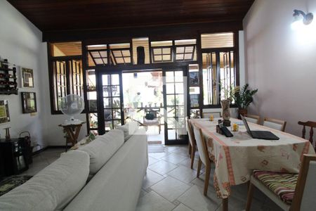 Casa de condomínio à venda com 336m², 3 quartos e 8 vagasSala