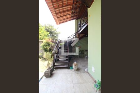 Casa de condomínio à venda com 336m², 3 quartos e 8 vagasEscada