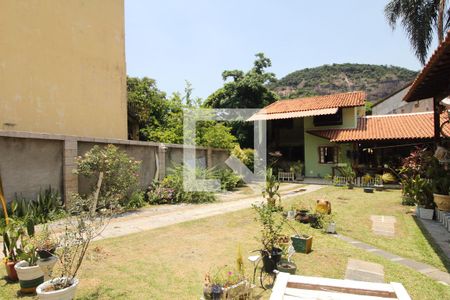 Casa de condomínio à venda com 336m², 3 quartos e 8 vagasQuintal