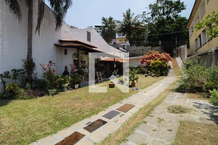 Casa de condomínio à venda com 336m², 3 quartos e 8 vagasQuintal