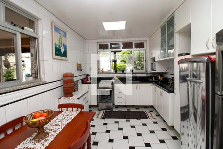 Casa à venda com 420m², 3 quartos e 4 vagas Casa à venda com 420m², 3 quartos e 4 vagasCozinha