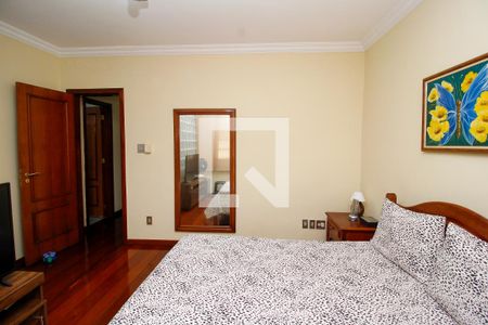 Casa à venda com 420m², 3 quartos e 4 vagas Casa à venda com 420m², 3 quartos e 4 vagasSuite