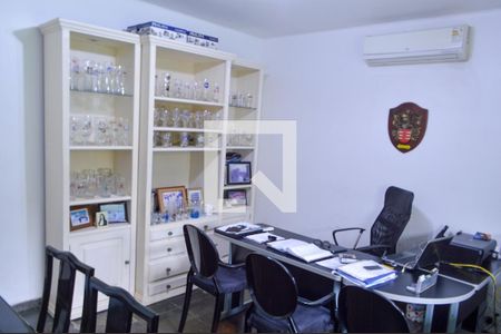 Casa à venda com 650m², 5 quartos e 5 vagas Casa à venda com 650m², 5 quartos e 5 vagasQuarto 2