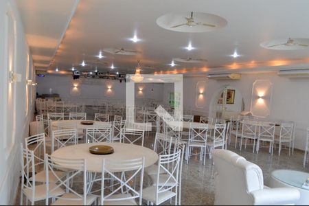 Casa à venda com 650m², 5 quartos e 5 vagas Casa à venda com 650m², 5 quartos e 5 vagasSalão de Festas