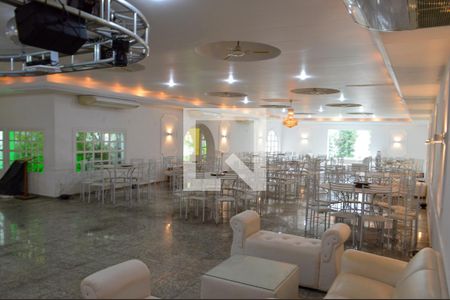 Casa à venda com 650m², 5 quartos e 5 vagas Casa à venda com 650m², 5 quartos e 5 vagasSalão de Festas