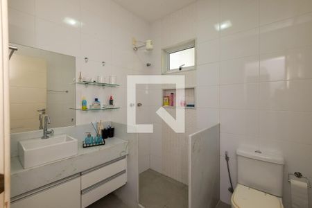 Casa à venda com 130m², 4 quartos e 1 vaga Casa à venda com 130m², 4 quartos e 1 vagaBanheiro Corredor