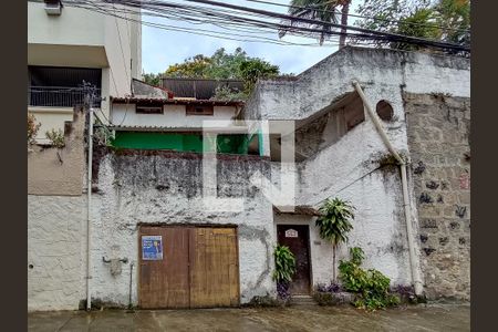 Casa à venda com 130m², 4 quartos e 1 vaga Casa à venda com 130m², 4 quartos e 1 vagaFachada