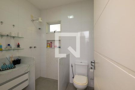 Casa à venda com 130m², 4 quartos e 1 vaga Casa à venda com 130m², 4 quartos e 1 vagaBanheiro Corredor