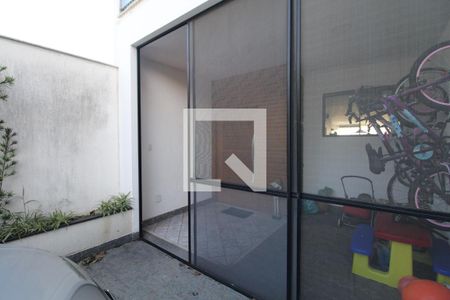 Casa de condomínio para alugar com 250m², 4 quartos e 1 vaga Casa de condomínio para alugar com 250m², 4 quartos e 1 vagaEntrada
