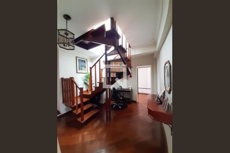 Apartamento à venda com 296m², 3 quartos e 3 vagas Apartamento à venda com 296m², 3 quartos e 3 vagasEscada acesso 2º andar