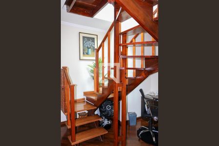 Apartamento à venda com 296m², 3 quartos e 3 vagas Apartamento à venda com 296m², 3 quartos e 3 vagasEscada acesso 2º andar