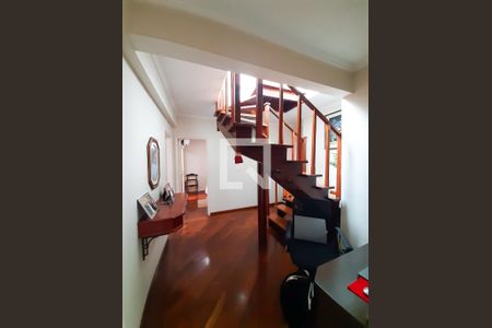 Apartamento à venda com 296m², 3 quartos e 3 vagas Apartamento à venda com 296m², 3 quartos e 3 vagasEscada acesso 2º andarEscada acesso 2º andar