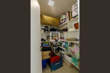 Casa de condomínio à venda com 400m², 4 quartos e 4 vagas Casa de condomínio à venda com 400m², 4 quartos e 4 vagasDespensa